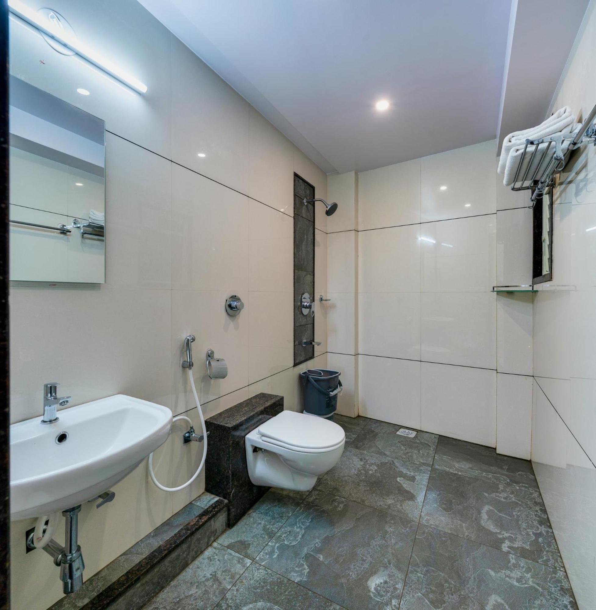 Hotel Aatithya Satkar Near Mahalaxmi Temple Kolhapur Eksteriør billede